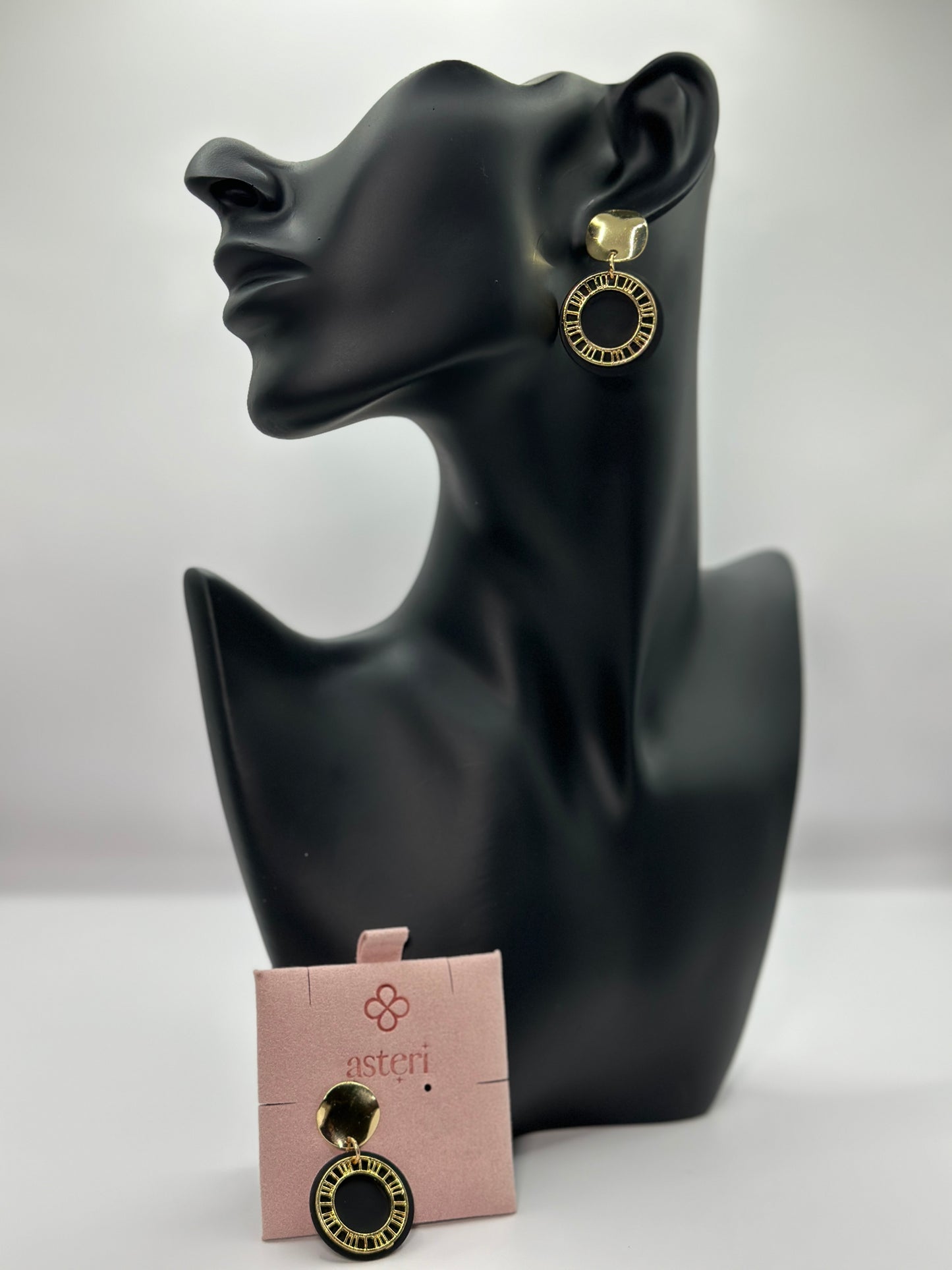 Lisa - Dangling Statement Earrings